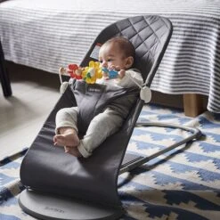 BabyBjörn Transat Bliss + Jouet Amis Volants -Moulin Roty Soldes 7317686060215 7317686060215 3BaseMedia 550Wx550H