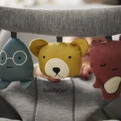 BabyBjörn Transat Bliss + Jouet Amis Doux -Moulin Roty Soldes 7317686060727 7317686060727 5BaseMedia 550Wx550H